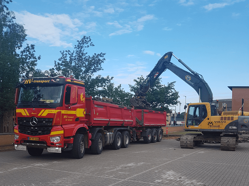 Entreprenør-kørsel med egne lastbiler.