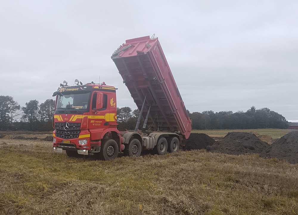 HV-lastbil der bagtipper jord