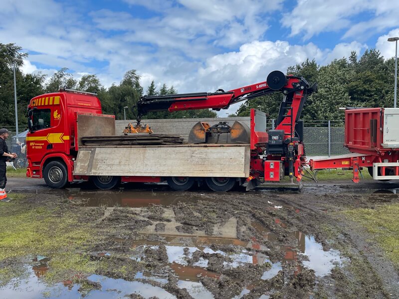 Køreplader løftes med kran