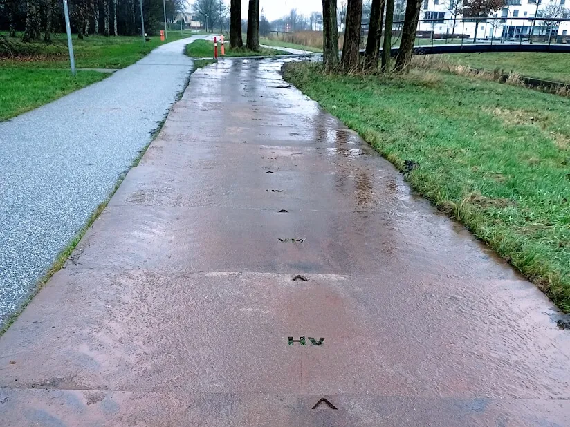 Koereplader lagt ud på cykelsti