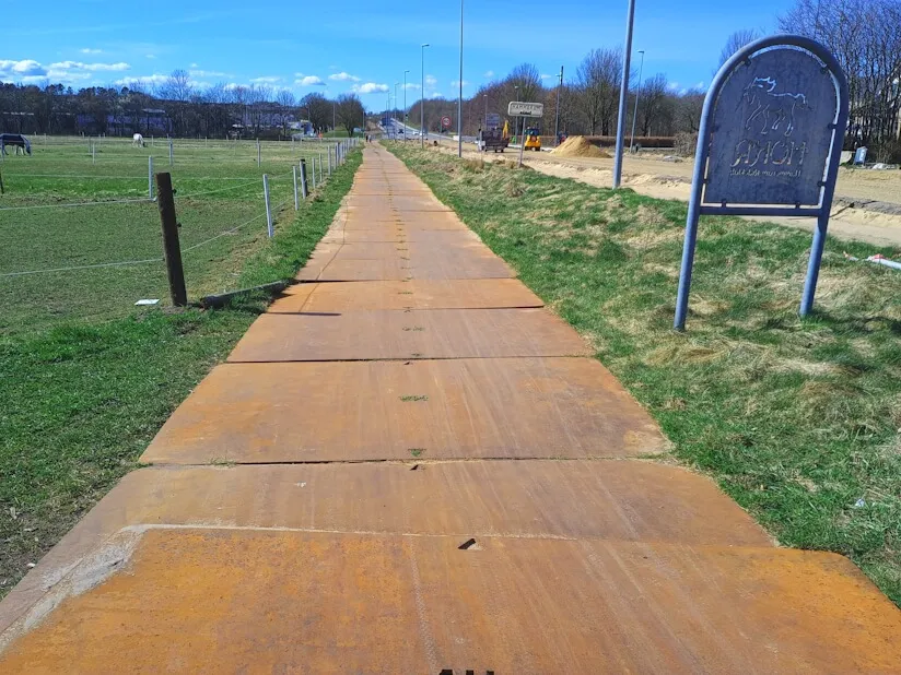 koereplader på adgangsvej til byggeplads